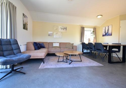 Sitzbereich mit Essbereich – Ferienhaus zu verkaufen Biddinghuizen