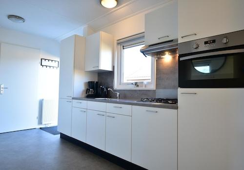 Küche mit Einbaugeräten – Ferienhaus zu verkaufen Biddinghuizen