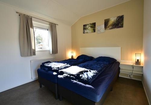 Schlafzimmer mit Bettaufstellung – freistehendes Ferienhaus zu verkaufen in Biddinghuizen (EuroParcs Zuiderzee)