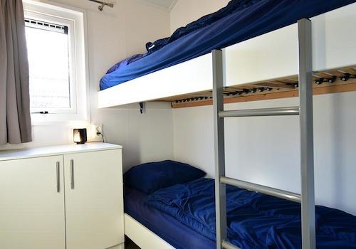 Schlafzimmer mit Etagenbett – Ferienhaus zu verkaufen Biddinghuizen