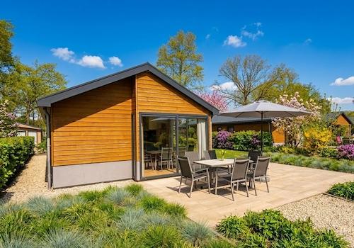 Vorderansicht mit Terrasse – Ferienhaus zu verkaufen Biddinghuizen