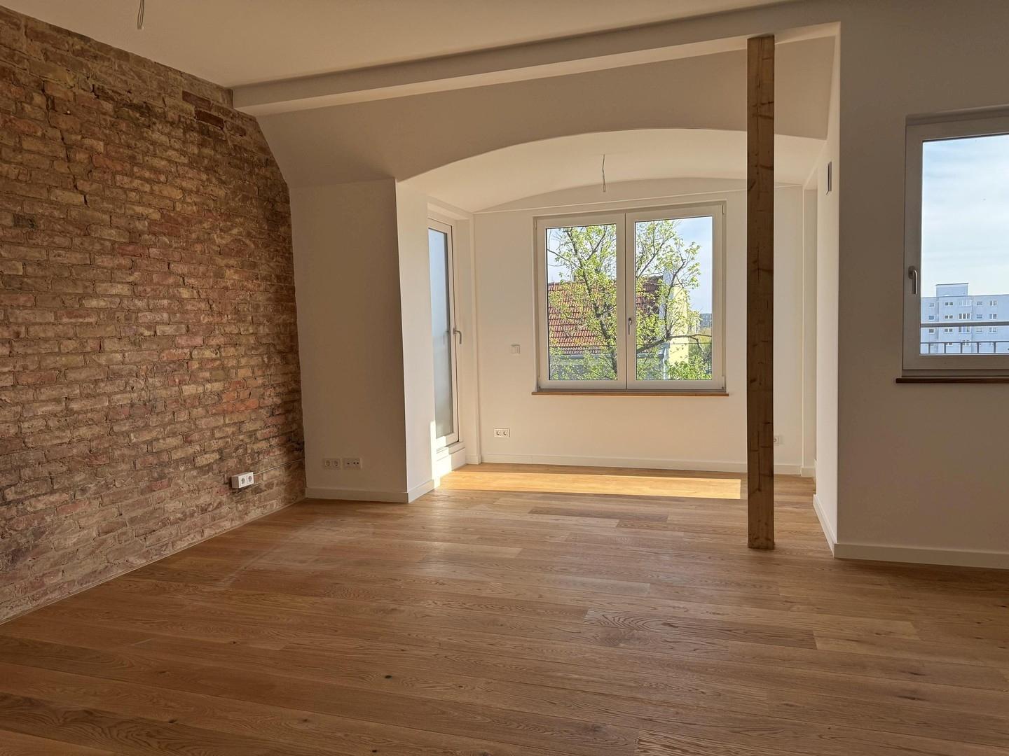 Wohnzimmer mit Ziegelwand