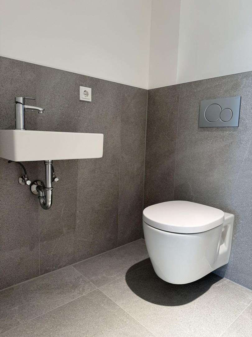 WC mit Handwaschbecken