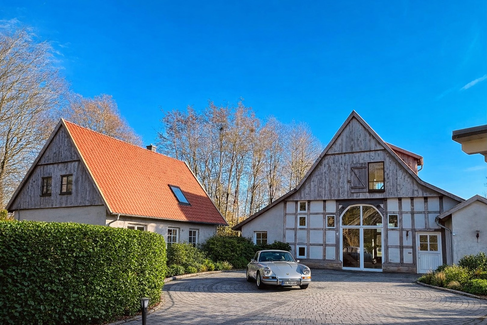 Zwei Landhäuser