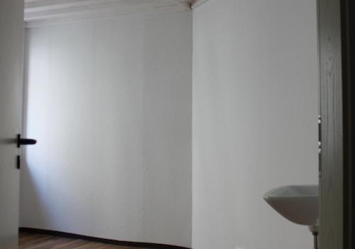 Zimmer3 Galerie & Waschbecken
