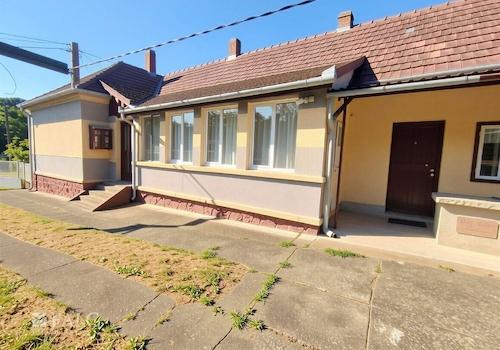 Charmantes Handwerker-Haus mit Entwicklungspotenzial - Solides Grundstück mit Altbaucharme wartet auf Ihre individuellen Gestaltungsideen! - (KI generiert)