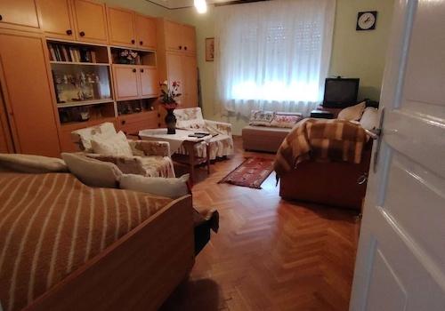 Charmantes Wohnzimmer mit eleganter Holzvertäfelung und integriertem Stauraum - Ihr neues Zuhause mit Wohlfühlfaktor!