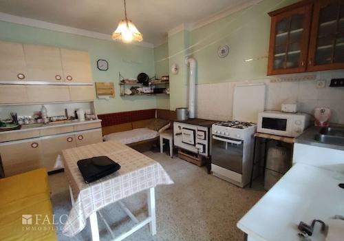 Charmante Altbauwohnung mit Charakter: Funktionale Küche mit nostalgischem Holzherd und zeitlosem Einbaukomfort