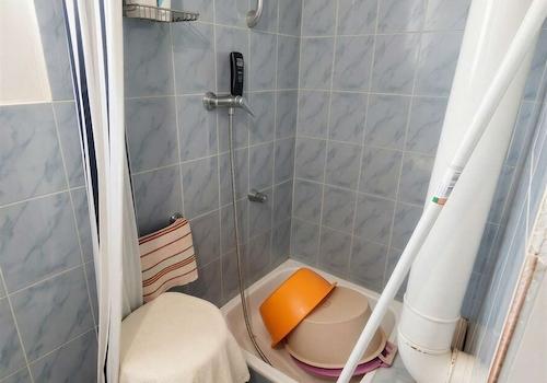 Praktische Duschkabine mit cleverer Ablage und integrierten Stauraummöglichkeiten - (KI generiert)