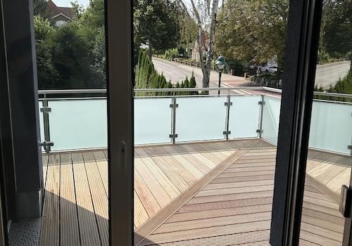 Blick auf Balkon und Straße