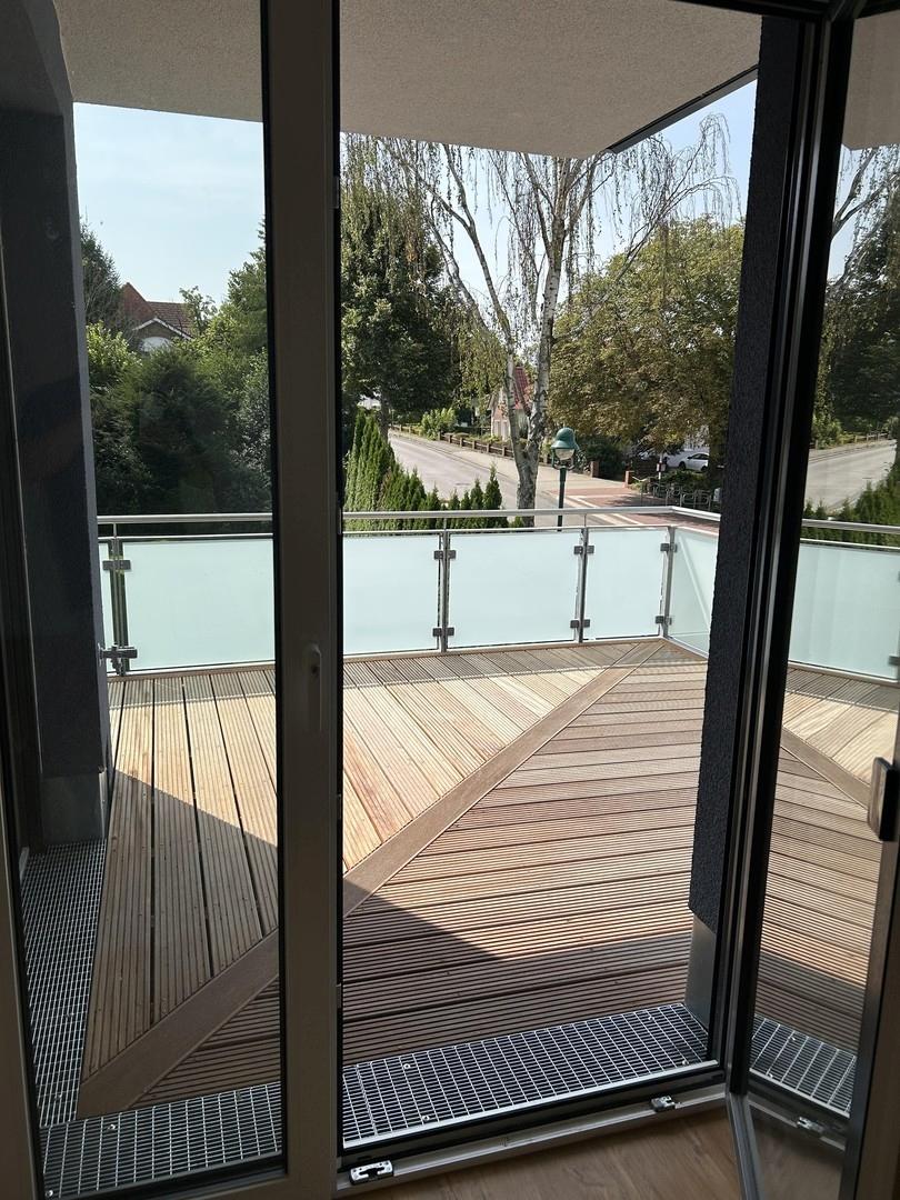 Blick auf Balkon und Straße