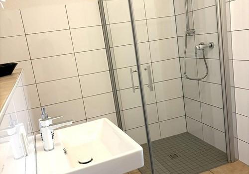 Bad -Dusche schwenkbare Türen