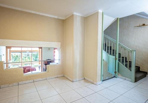 Esszimmer und Treppe EG