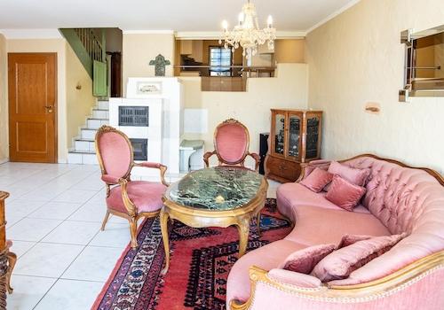 Wohnzimmer mit Kachelofen