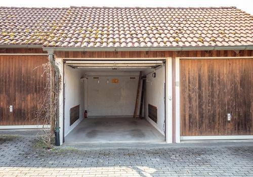 Garage mit Stellplatz