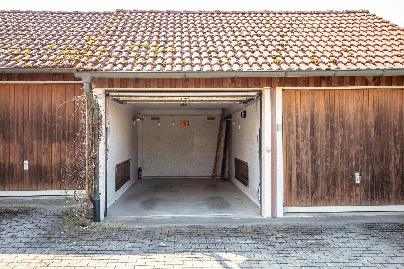 Garage mit Stellplatz