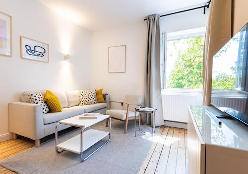 4.	Wohnzimmer Bild 02