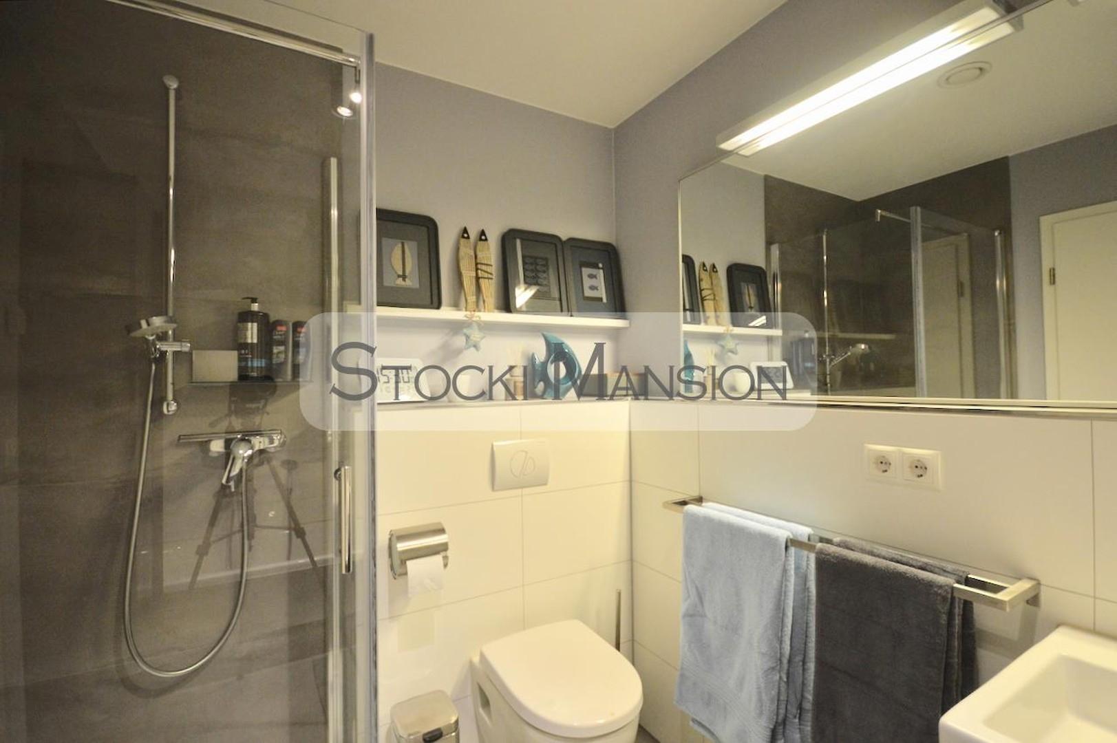 Stilvolles Bad mit Dusche