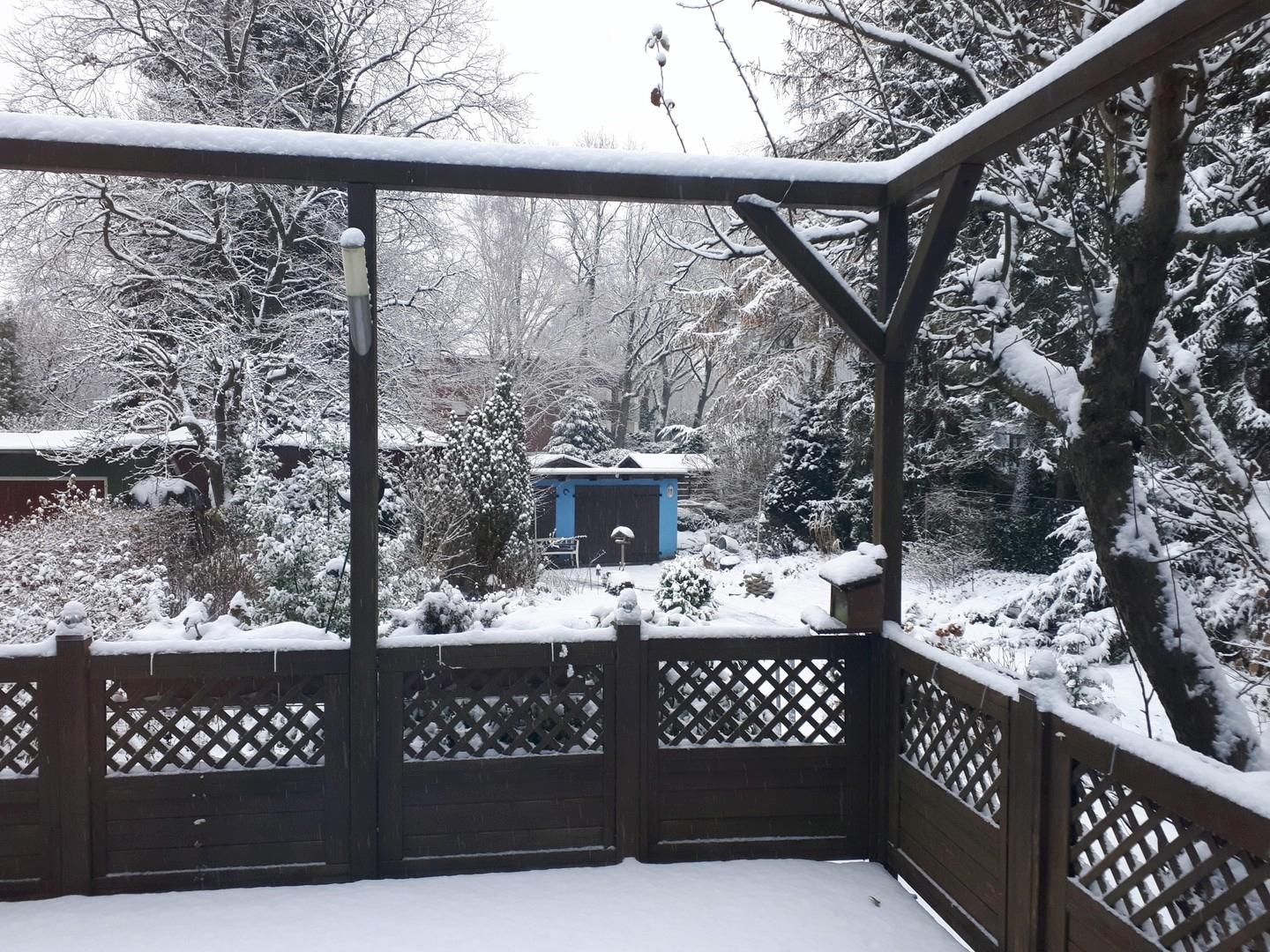 Blick über Terrasse zu Garagen