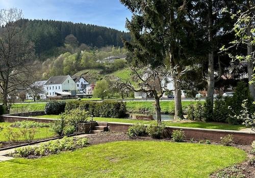 Blick in den Garten u Dorf