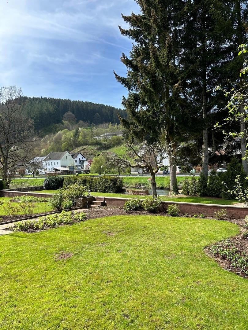 Blick in den Garten u Dorf
