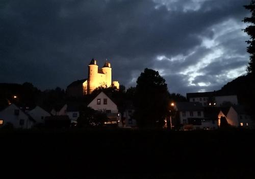 Bertradaburg bei Nacht 