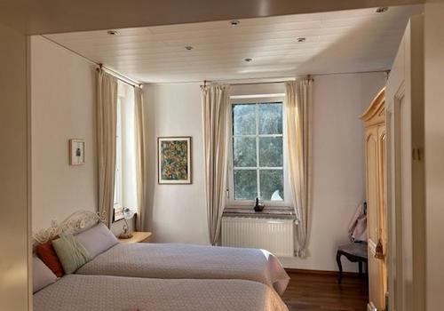 Schlafzimmer m. Blick i d. Gar