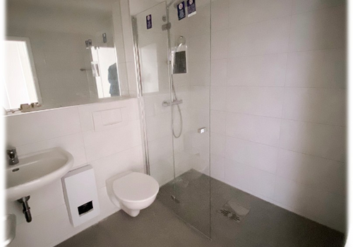 Badezimmer mit Walk In Dusche