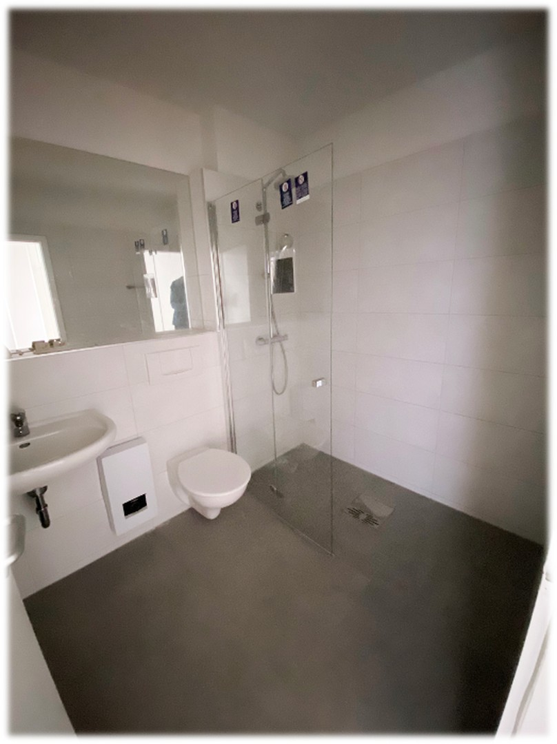 Badezimmer mit Walk In Dusche