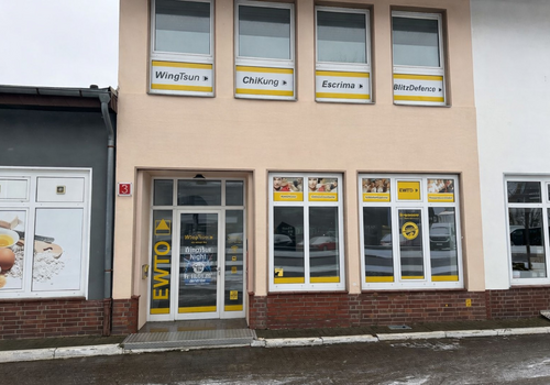 Außenansicht mit Fensterfront