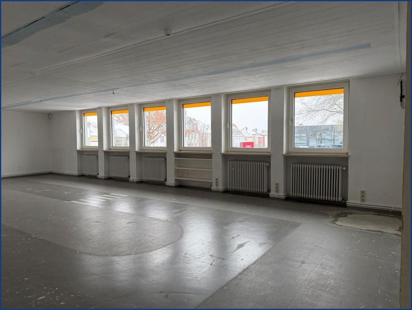 Raum mit Fensterfront