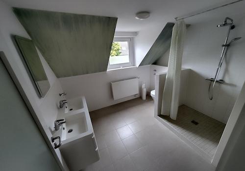 weiteres Duschbad 