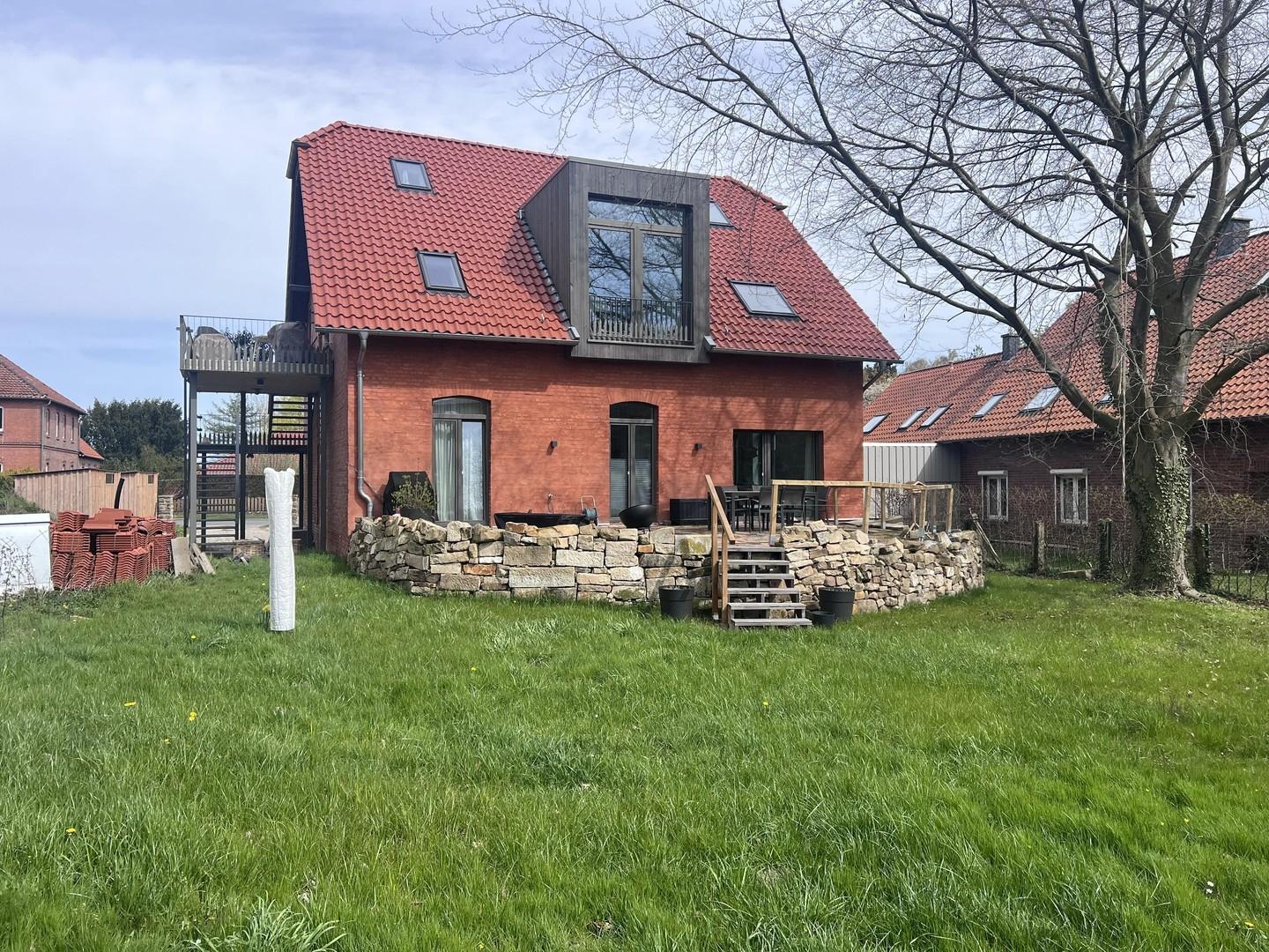 Blick vom Garten auf das Haus