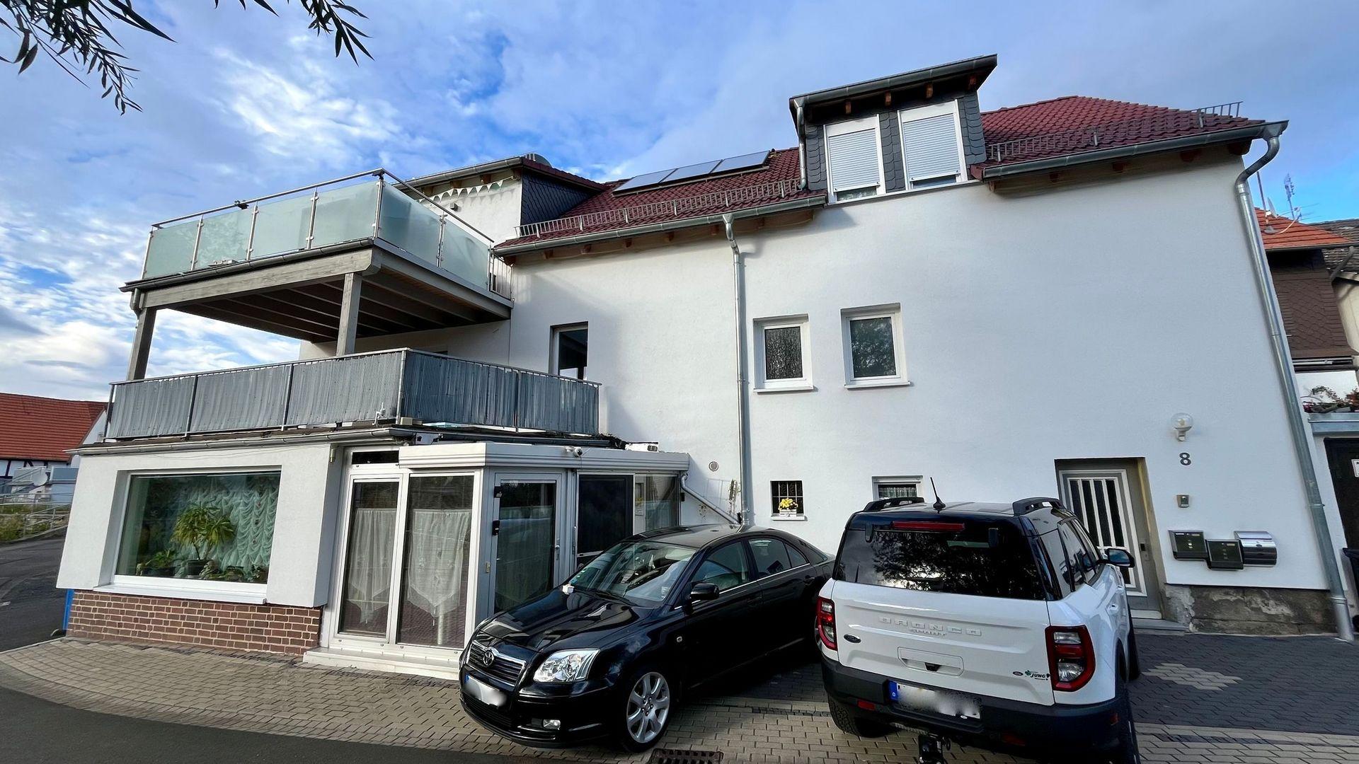 Wohnhaus mit Balkon