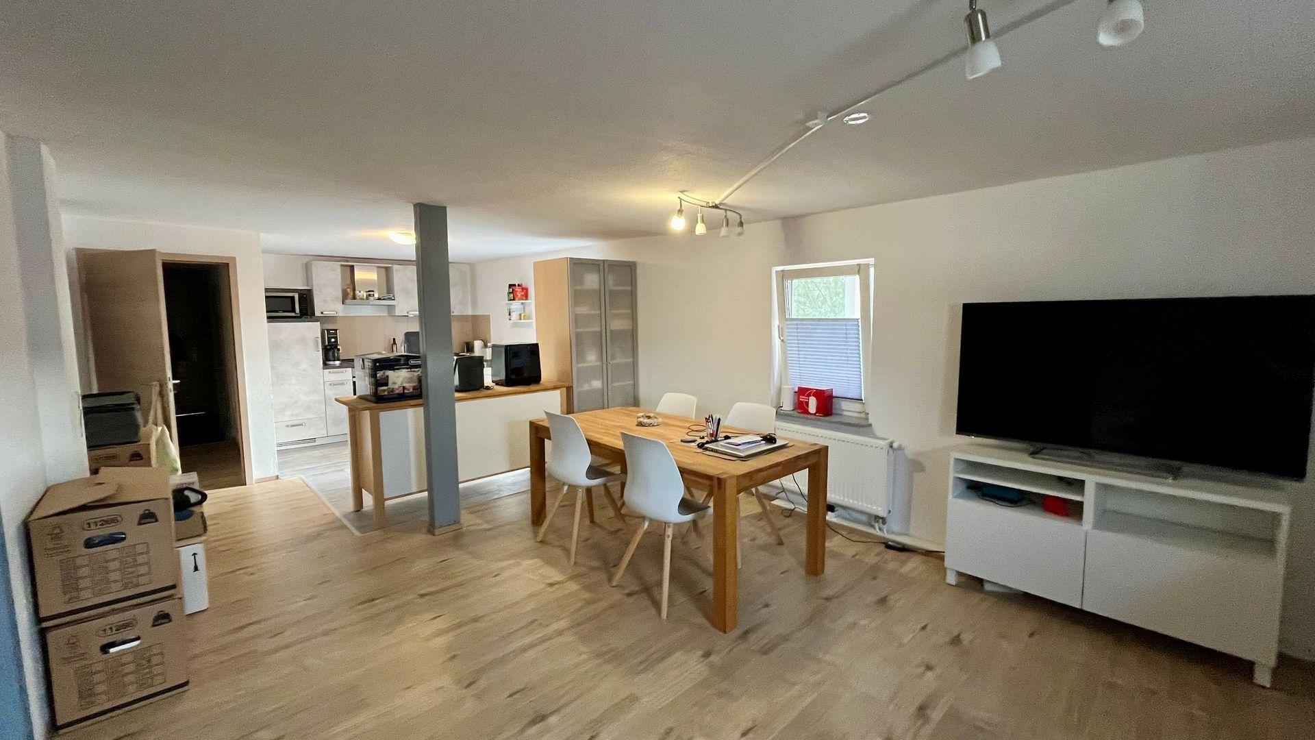 Moderne Küche und Esszimmer