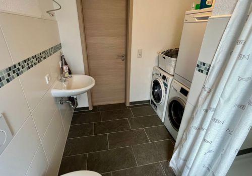 Badezimmer mit Waschbereich