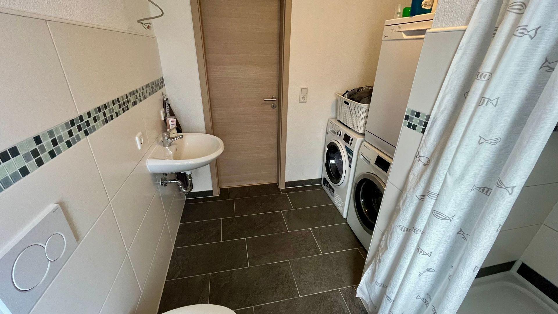 Badezimmer mit Waschbereich