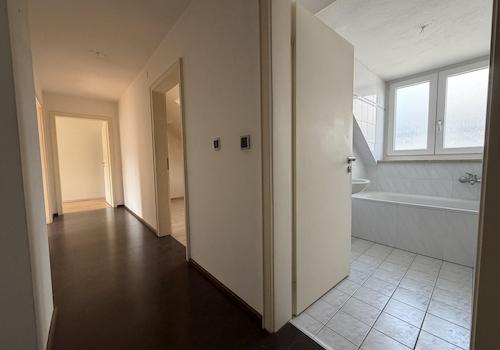 Flur mit Blick ins Badezimmer