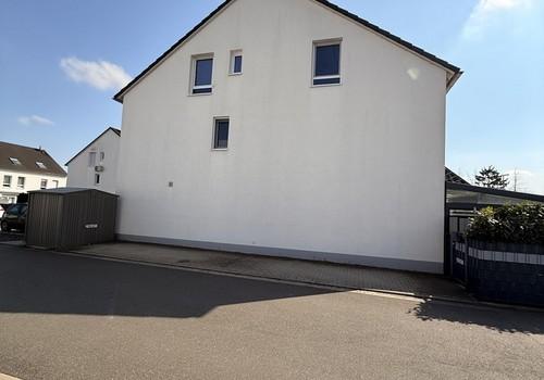 Stellplätze seitlich am Haus