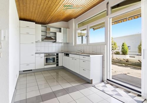 Offene Küche mit Zugang zum Balkon