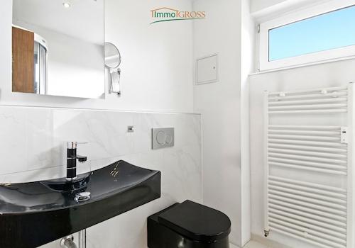 Badezimmer mit Fenster und Dusche