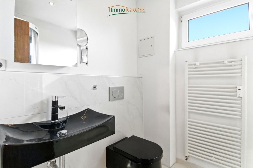 Badezimmer mit Fenster und Dusche