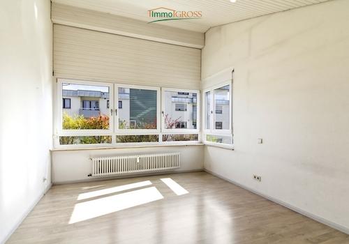 Helles Schlafzimmer mit hohen Decken