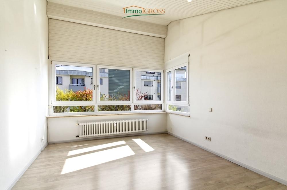 Helles Schlafzimmer mit hohen Decken