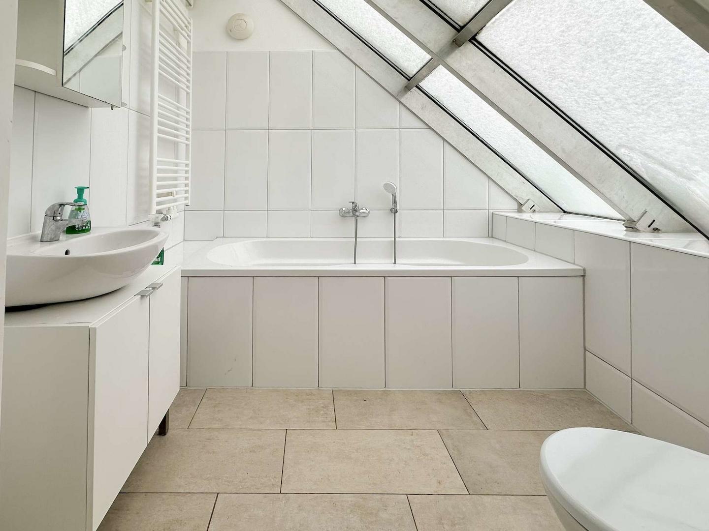 Helles Badezimmer
