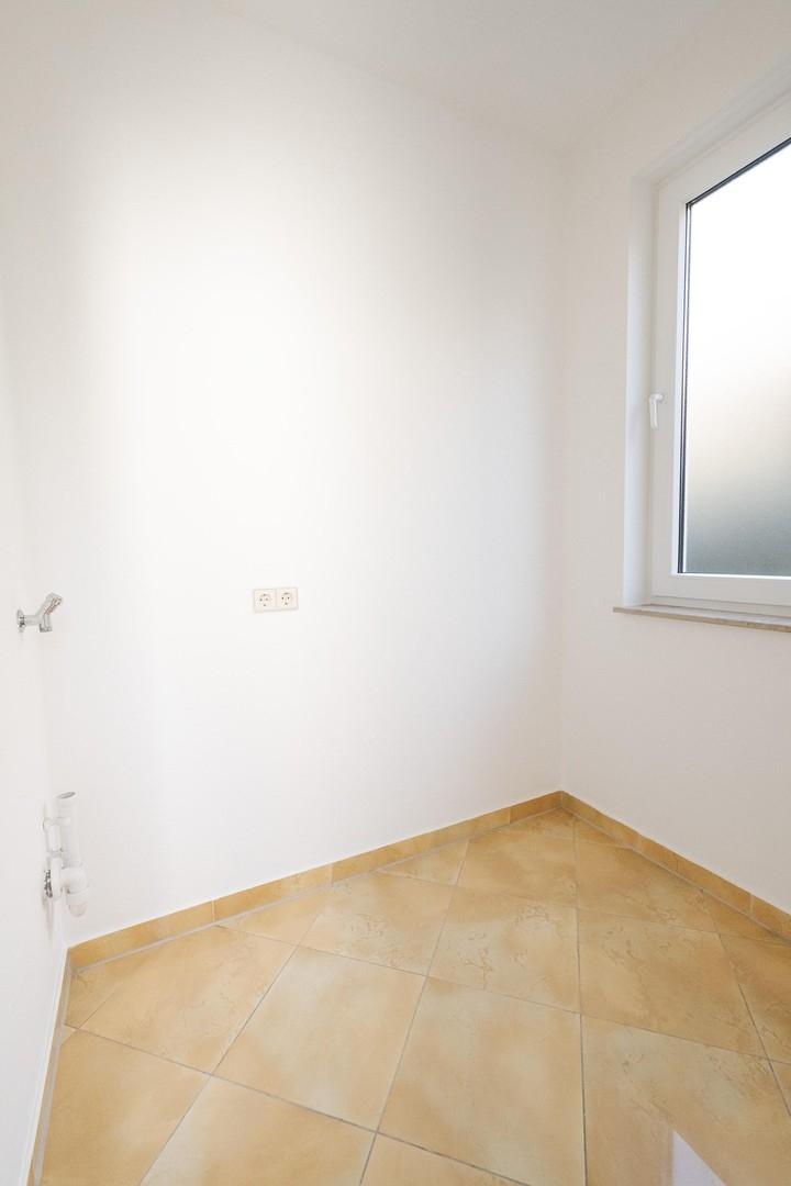 Waschraum hinter Badezimmer
