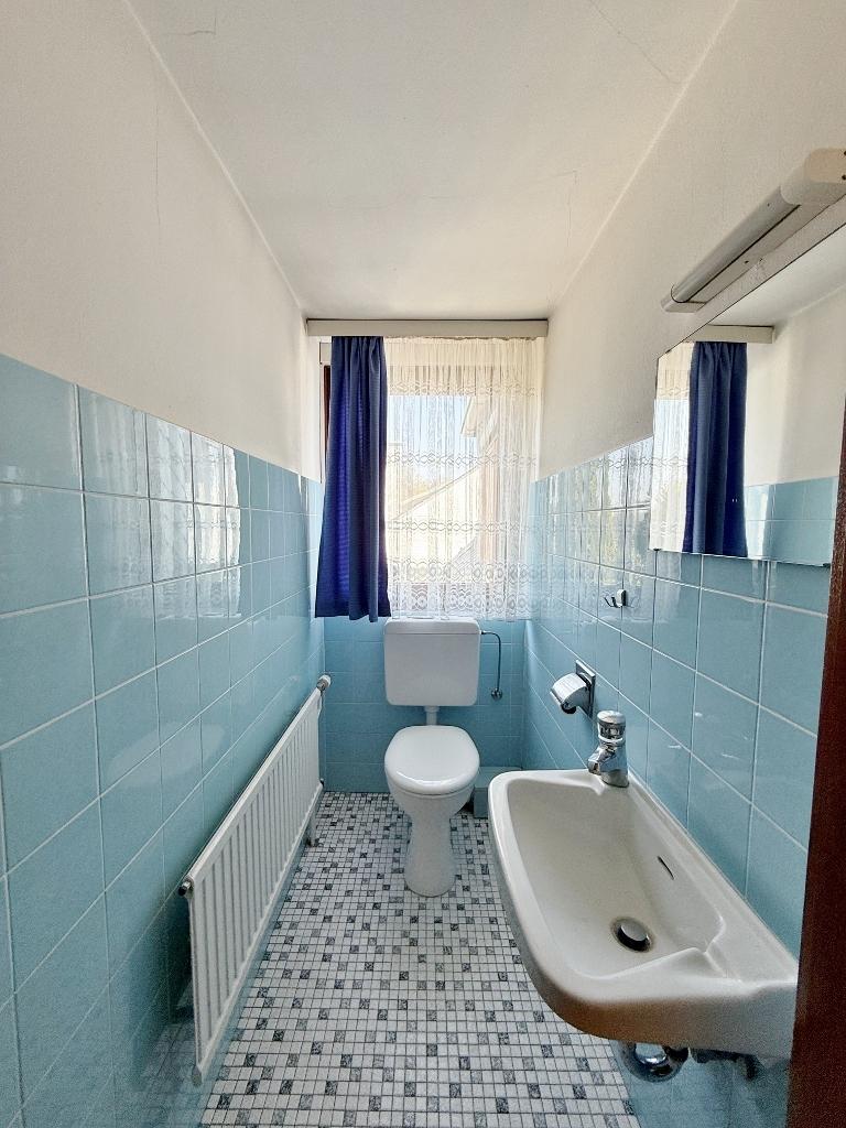 separates WC