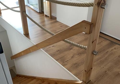 Galerie mit Kellertreppe