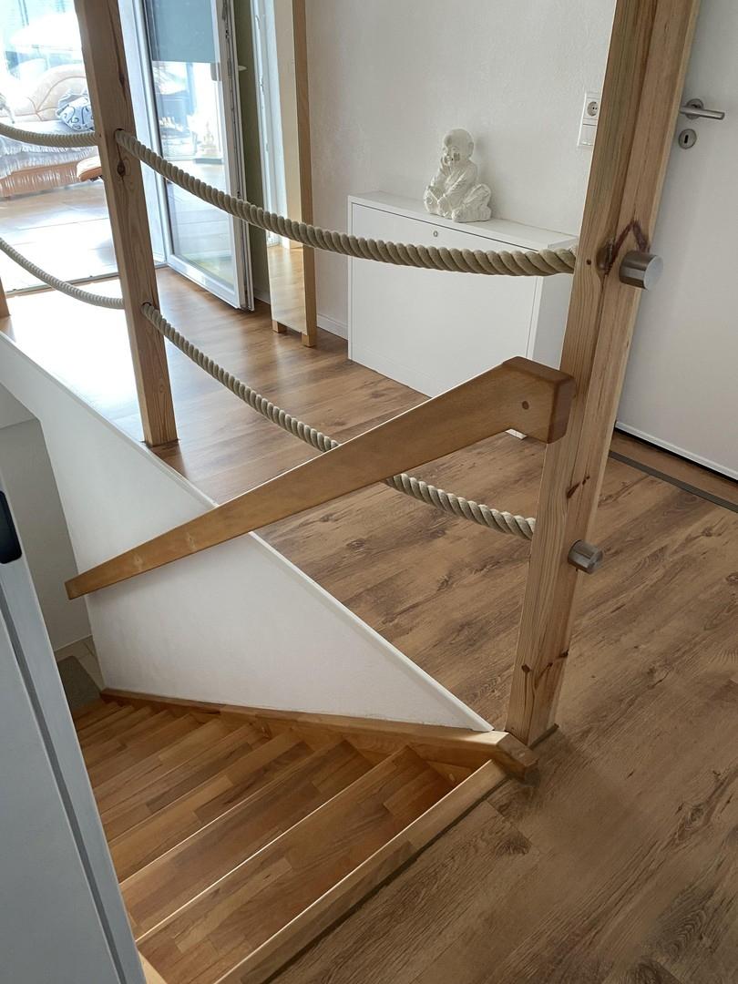 Galerie mit Kellertreppe