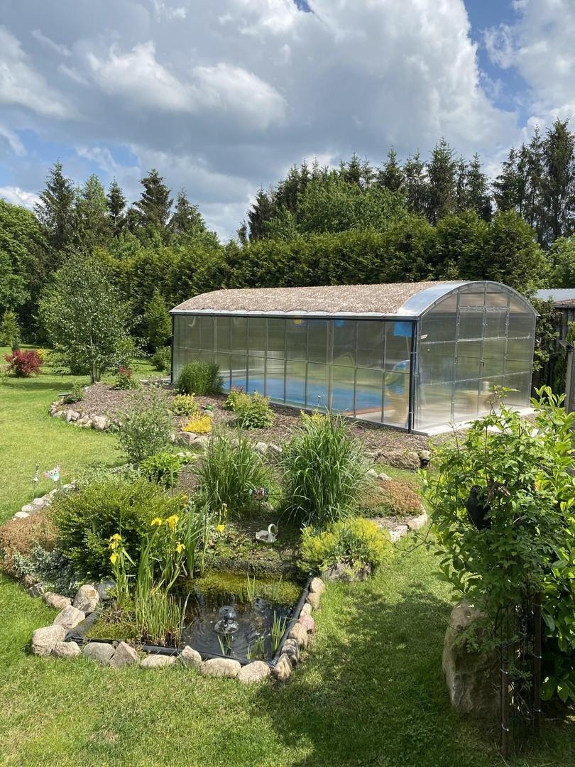 Poolhaus und Teich 